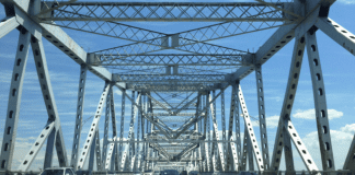 the Tapenzee bridge