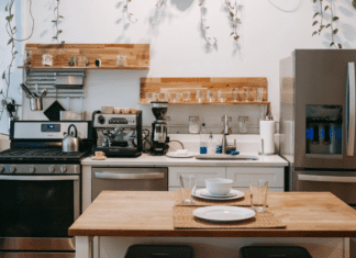 7 Kitchen Essentials for Busy Moms A kitchen equipped with kitchen essentials.