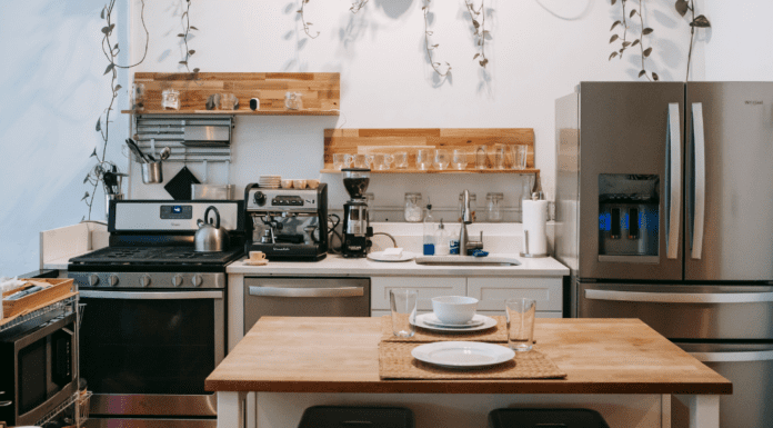 7 Kitchen Essentials for Busy Moms A kitchen equipped with kitchen essentials.