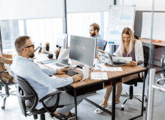 Why I Disagree With the Gender Bias Training In My Workplace Men and women at work.