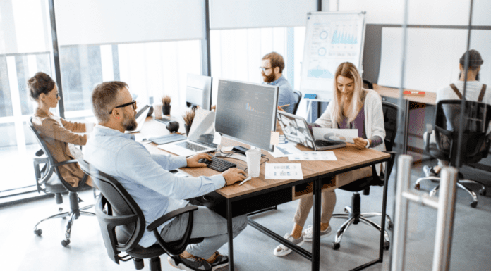 Why I Disagree With the Gender Bias Training In My Workplace Men and women at work.