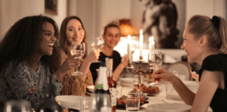 6 Things NOT To Say To Your Single Mom Friends Moms out to dinner.