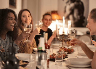 6 Things NOT To Say To Your Single Mom Friends Moms out to dinner.