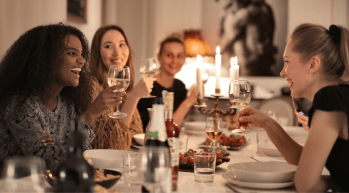 6 Things NOT To Say To Your Single Mom Friends Moms out to dinner.