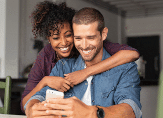 Sex and the Single Mom: The Final Chapter A happy couple looking at a phone.