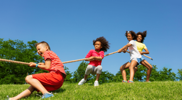 Kids play tug-of-war.