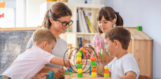 Working Mom Life Reversed: Meet Shira A preschool teacher working with children.