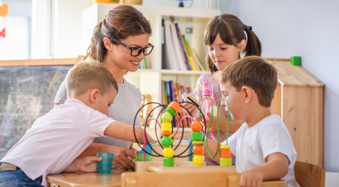Working Mom Life Reversed: Meet Shira A preschool teacher working with children.