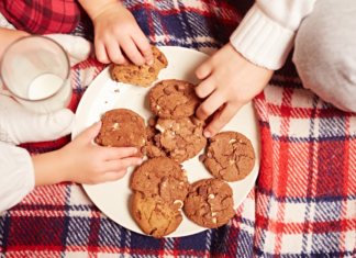 Smart Snacking Tips for Kids Kids grabbing cookies off of a plate.
