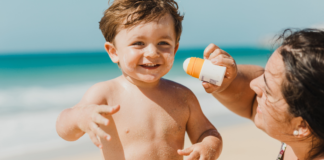 Lazy Mama Manual: How to Pick an Awesome Sunscreen A mom trying to apply sunscreen.