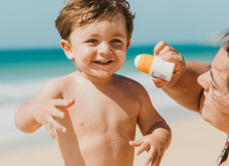 Lazy Mama Manual: How to Pick an Awesome Sunscreen A mom trying to apply sunscreen.