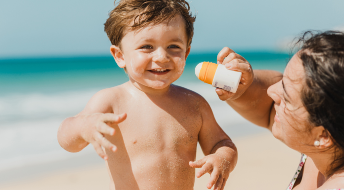 Lazy Mama Manual: How to Pick an Awesome Sunscreen A mom trying to apply sunscreen.