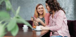 How to Make Friends in a New Country Mom friends having coffee and talking.