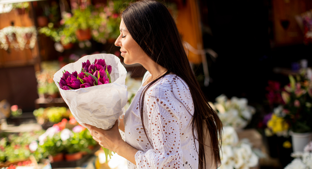 A woman buying flowers.