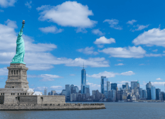 I Am an Immigrant The statue of liberty.
