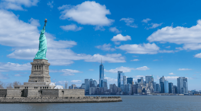 I Am an Immigrant The statue of liberty.