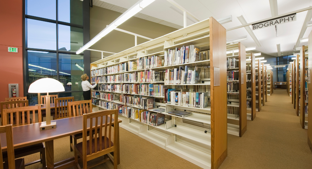 A library full of booshelves.